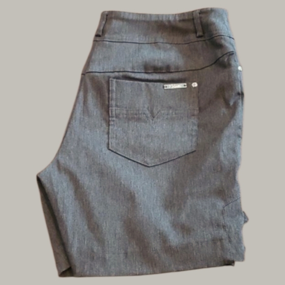 Rekucci Women's Gray Shorts. Size 8. - Picture 3 of 5